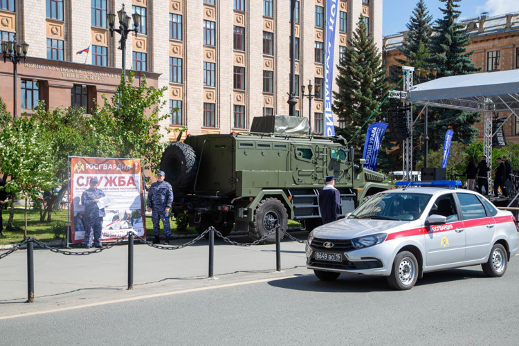 РОСГВАРДЕЙЦЫ ПРЕДСТАВИЛИ СПЕЦТЕХНИКУ И РАССКАЗАЛИ О СЛУЖБЕ НА «АВТОФЕСТЕ ЮУРГУ»