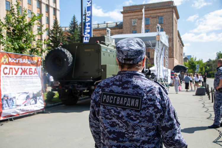 РОСГВАРДЕЙЦЫ ПРЕДСТАВИЛИ СПЕЦТЕХНИКУ И РАССКАЗАЛИ О СЛУЖБЕ НА «АВТОФЕСТЕ ЮУРГУ»