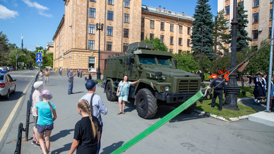 РОСГВАРДЕЙЦЫ ПРЕДСТАВИЛИ СПЕЦТЕХНИКУ И РАССКАЗАЛИ О СЛУЖБЕ НА «АВТОФЕСТЕ ЮУРГУ»
