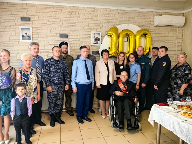 В ЧЕСМЕНСКОМ РАЙОНЕ РОСГВАРДЕЙЦЫ ПОЗДРАВИЛИ ВЕТЕРАНА ВЕЛИКОЙ ОТЕЧЕСТВЕННОЙ ВОЙНЫ СО 100-ЛЕТНИМ ЮБИЛЕЕМ