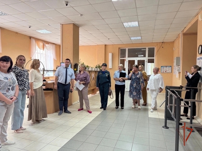 В ЧЕЛЯБИНСКОЙ ОБЛАСТИ С УЧАСТИЕМ РОСГВАРДИИ ПРОДОЛЖАЕТСЯ ПРИЕМКА ОБРАЗОВАТЕЛЬНЫХ УЧРЕЖДЕНИЙ К НОВОМУ УЧЕБНОМУ ГОДУ