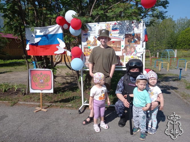 РОСГВАРДЕЙЦЫ ПРОВЕЛИ «УРОК МУЖЕСТВА» В ДЕТСКОМ САДУ ТРЕХГОРНОГО