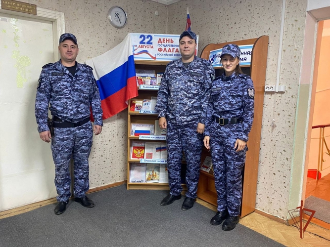 НА ЮЖНОМ УРАЛЕ РОСГВАРДЕЙЦЫ ПРИНЯЛИ УЧАСТИЕ В ПАТРИОТИЧЕСКИХ МЕРОПРИЯТИЯХ, ПРИУРОЧЕННЫХ К ПРАЗДНОВАНИЮ ДНЯ РОССИЙСКОГО ФЛАГА