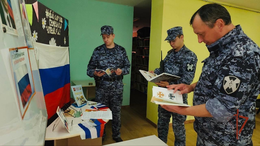 НА ЮЖНОМ УРАЛЕ РОСГВАРДЕЙЦЫ ПРИНЯЛИ УЧАСТИЕ В ПАТРИОТИЧЕСКИХ МЕРОПРИЯТИЯХ, ПРИУРОЧЕННЫХ К ПРАЗДНОВАНИЮ ДНЯ РОССИЙСКОГО ФЛАГА