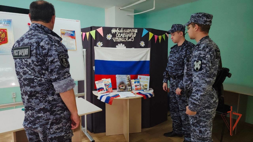 НА ЮЖНОМ УРАЛЕ РОСГВАРДЕЙЦЫ ПРИНЯЛИ УЧАСТИЕ В ПАТРИОТИЧЕСКИХ МЕРОПРИЯТИЯХ, ПРИУРОЧЕННЫХ К ПРАЗДНОВАНИЮ ДНЯ РОССИЙСКОГО ФЛАГА