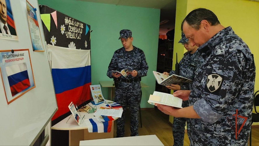 НА ЮЖНОМ УРАЛЕ РОСГВАРДЕЙЦЫ ПРИНЯЛИ УЧАСТИЕ В ПАТРИОТИЧЕСКИХ МЕРОПРИЯТИЯХ, ПРИУРОЧЕННЫХ К ПРАЗДНОВАНИЮ ДНЯ РОССИЙСКОГО ФЛАГА