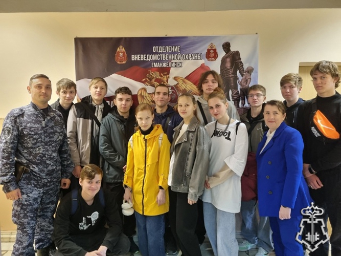 В ЕМАНЖЕЛИНСКЕ РОСГВАРДЕЙЦЫ ПРОВЕЛИ ДЕНЬ ОТКРЫТЫХ ДВЕРЕЙ ДЛЯ СТУДЕНТОВ