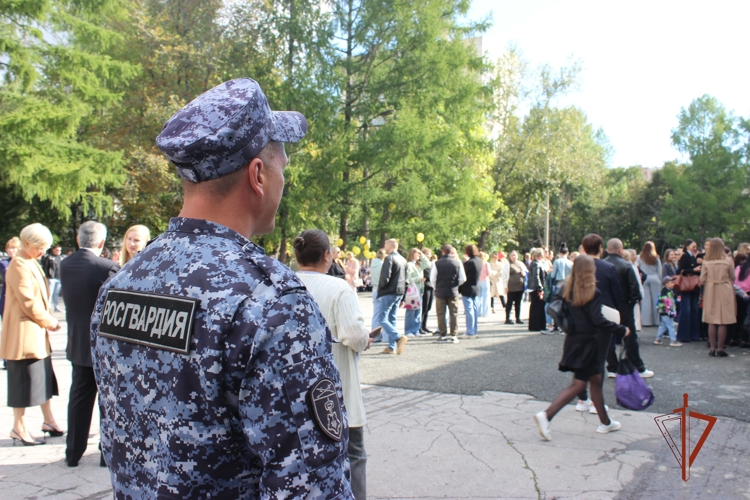 В ЧЕЛЯБИНСКОЙ ОБЛАСТИ РОСГВАРДЕЙЦЫ ОБЕСПЕЧИЛИ ОХРАНУ ОБЩЕСТВЕННОГО ПОРЯДКА В ПЕРИОД ПРАЗДНОВАНИЯ ДНЯ ЗНАНИЙ