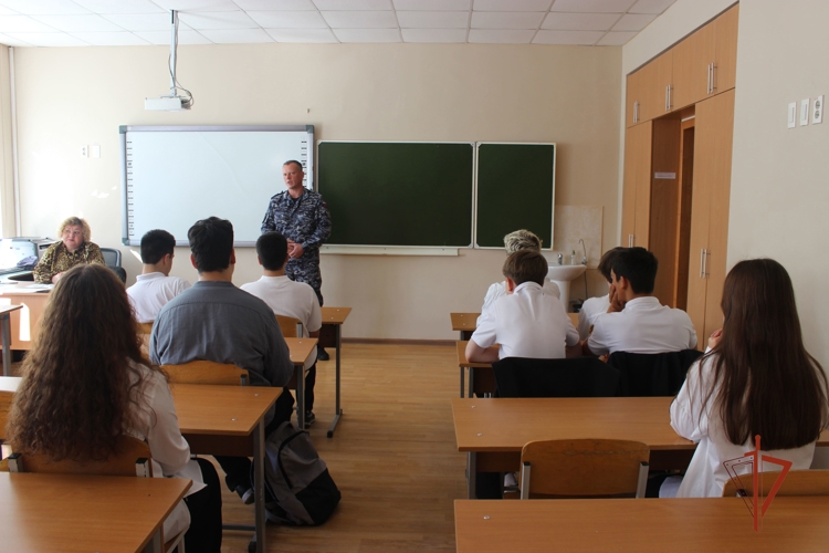 В ЧЕЛЯБИНСКЕ РОСГВАРДЕЕЦ В ДЕНЬ ЗНАНИЙ ПРОВЕЛ ДЛЯ ШКОЛЬНИКОВ ОТКРЫТЫЙ УРОК