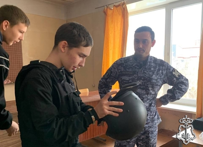 В ЕМАНЖЕЛИНСКЕ РОСГВАРДЕЙЦЫ ПРОВЕЛИ ДЕНЬ ОТКРЫТЫХ ДВЕРЕЙ ДЛЯ ШКОЛЬНИКОВ