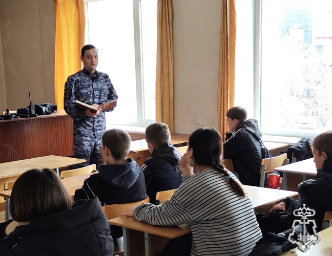 В ЕМАНЖЕЛИНСКЕ РОСГВАРДЕЙЦЫ ПРОВЕЛИ ДЕНЬ ОТКРЫТЫХ ДВЕРЕЙ ДЛЯ ШКОЛЬНИКОВ