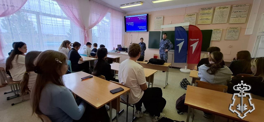 РОСГВАРДЕЙЦЫ ПРОВЕЛИ «УРОК МУЖЕСТВА» ДЛЯ ШКОЛЬНИКОВ ТРОИЦКОГО РАЙОНА