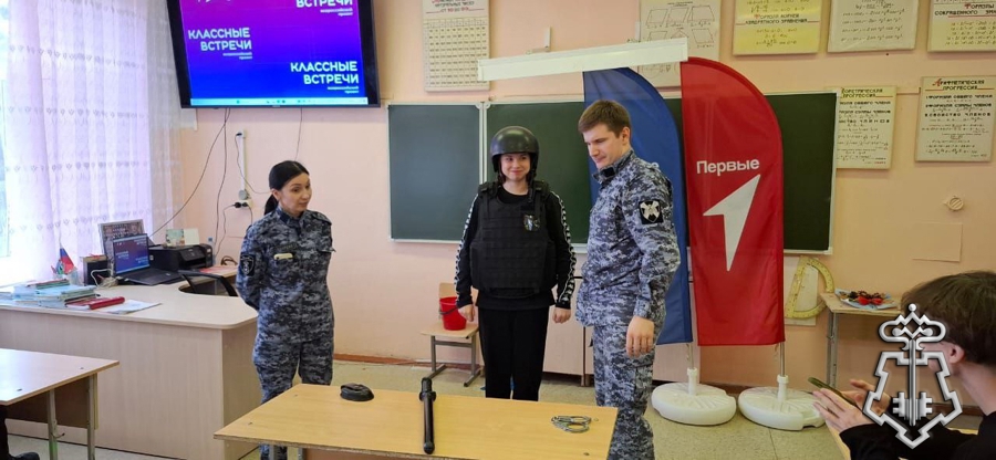 РОСГВАРДЕЙЦЫ ПРОВЕЛИ «УРОК МУЖЕСТВА» ДЛЯ ШКОЛЬНИКОВ ТРОИЦКОГО РАЙОНА