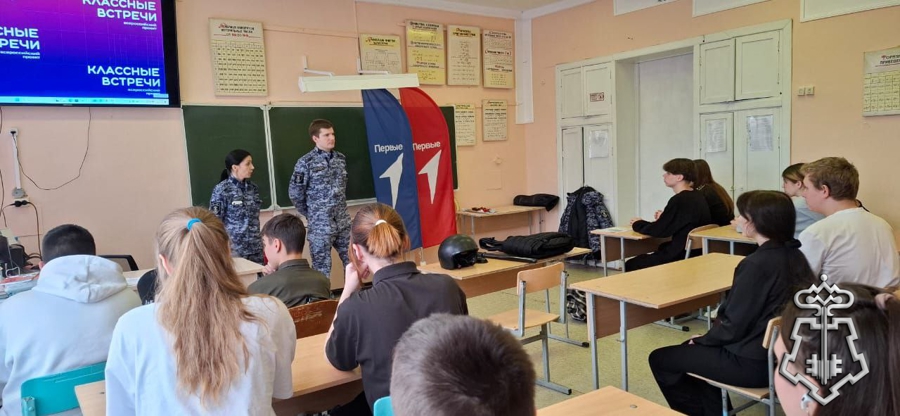 РОСГВАРДЕЙЦЫ ПРОВЕЛИ «УРОК МУЖЕСТВА» ДЛЯ ШКОЛЬНИКОВ ТРОИЦКОГО РАЙОНА