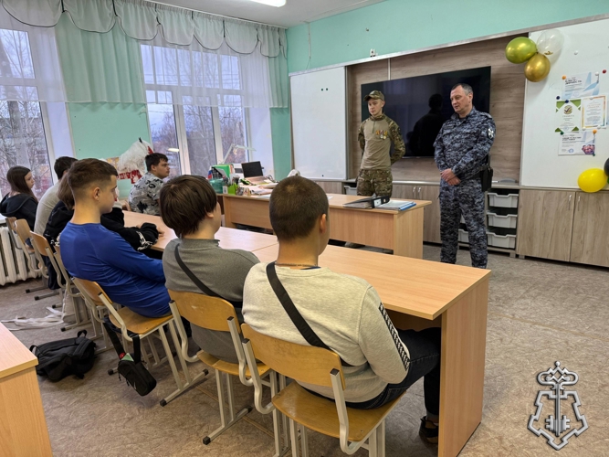 РОСГВАРДЕЙЦЫ ПРОВЕЛИ ПРОФОРИЕНТАЦИОННУЮ ВСТРЕЧУ С УЧАЩИМИСЯ КЫШТЫМСКОЙ ВЕЧЕРНЕЙ ШКОЛЫ