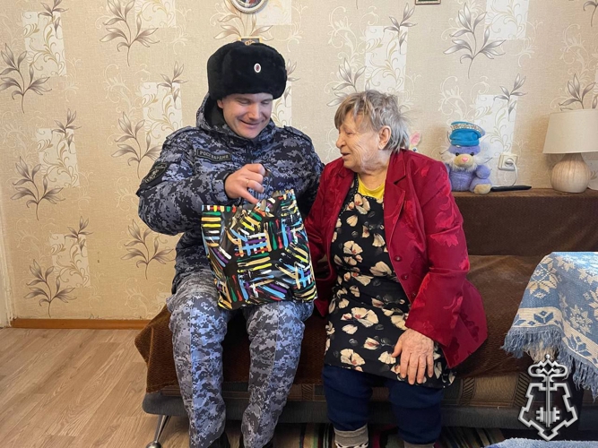 НА ЮЖНОМ УРАЛЕ РОСГВАРДЕЙЦЫ НАВЕСТИЛИ БЫВШУЮ ЖИТЕЛЬНИЦУ ЛЕНИНГРАДА, ПЕРЕЖИВШУЮ БЛОКАДУ