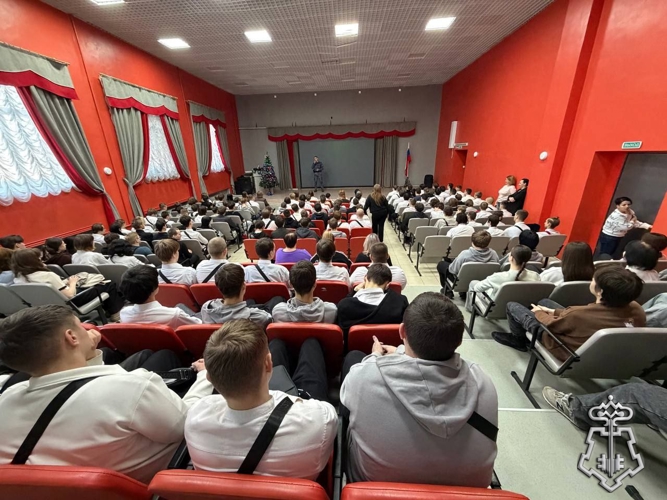 В ЗЛАТОУСТЕ РОСГВАРДЕЙЦЫ ПРОВЕЛИ ПРОФОРИЕНТАЦИОННУЮ ВСТРЕЧУ СО СТУДЕНТАМИ ТЕХНИКУМА
