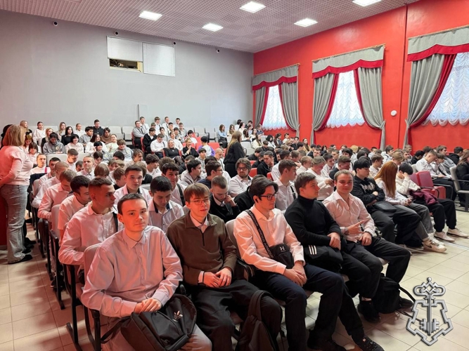 В ЗЛАТОУСТЕ РОСГВАРДЕЙЦЫ ПРОВЕЛИ ПРОФОРИЕНТАЦИОННУЮ ВСТРЕЧУ СО СТУДЕНТАМИ ТЕХНИКУМА