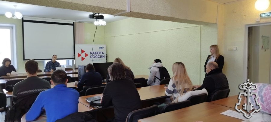 В ЗЛАТОУСТЕ РОСГВАРДЕЙЦЫ ПРИНЯЛИ УЧАСТИЕ В ЯРМАРКЕ ВАКАНСИЙ
