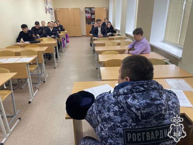 В МАГНИТОГОРСКЕ РОСГВАРДЕЙЦЫ ПРОВЕЛИ УРОК МУЖЕСТВА ДЛЯ БУДУЩИХ ПРАВООХРАНИТЕЛЕЙ