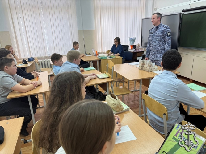В КУСЕ РОСГВАРДЕЙЦЫ ПРОВЕЛИ УРОК МУЖЕСТВА ДЛЯ ШКОЛЬНИКОВ