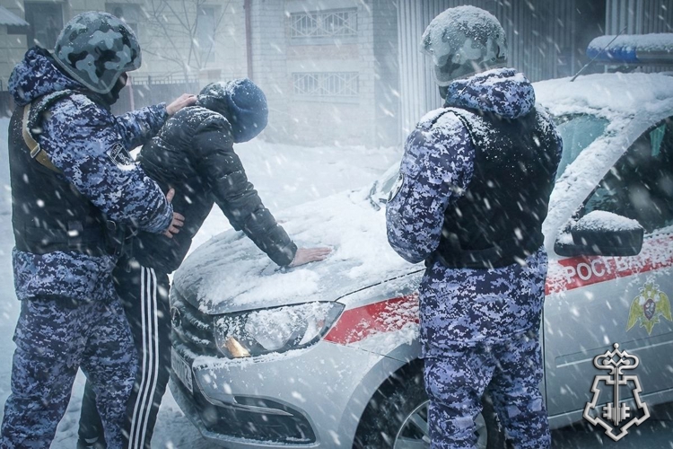 В ЧЕЛЯБИНСКЕ РОСГВАРДЕЙЦЫ ЗАДЕРЖАЛИ ПОДОЗРЕВАЕМОГО В КРАЖЕ ДОРОГОЙ ТЕХНИКИ ИЗ МАШИНЫ