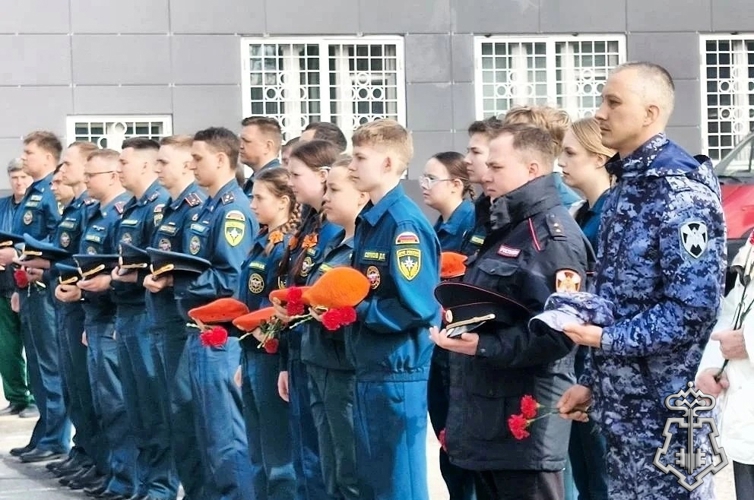 РОСГВАРДЕЙЦЫ НА ЮЖНОМ УРАЛЕ ПОЧТИЛИ ПАМЯТЬ ЛИКВИДАТОРОВ АВАРИИ НА ЧЕРНОБЫЛЬСКОЙ АЭС