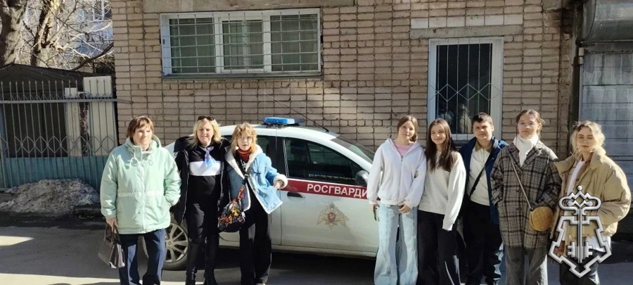 В ЧЕЛЯБИНСКЕ РОСГВАРДЕЙЦЫ ПРОВЕЛИ ДЕНЬ ОТКРЫТЫХ ДВЕРЕЙ ДЛЯ ГИМНАЗИСТОВ
