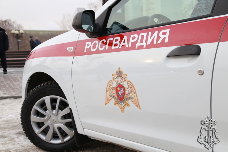 НА ЮЖНОМ УРАЛЕ РОСГВАРДЕЙЦЫ ЗАДЕРЖАЛИ ПО ГОРЯЧИМ СЛЕДАМ ПОДОЗРЕВАЕМОГО В ГРАБЕЖЕ