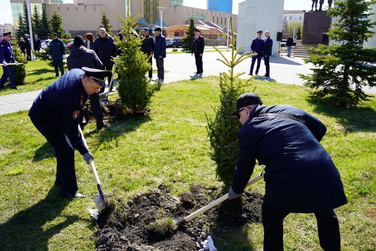 В ЧЕЛЯБИНСКЕ РОСГВАРДЕЙЦЫ ПРИНЯЛИ УЧАСТИЕ В ВЫСАДКЕ ЕЛЕЙ В ПАМЯТЬ О ГЕРОЯХ ВЕЛИКОЙ ОТЕЧЕСТВЕННОЙ ВОЙНЫ