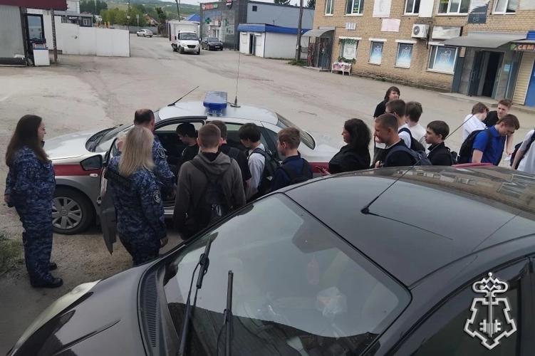 В СИМЕ РОСГВАРДЕЙЦЫ ПРОВЕЛИ ПРОФОРИЕНТАЦИОННУЮ ВСТРЕЧУ СО ШКОЛЬНИКАМИ