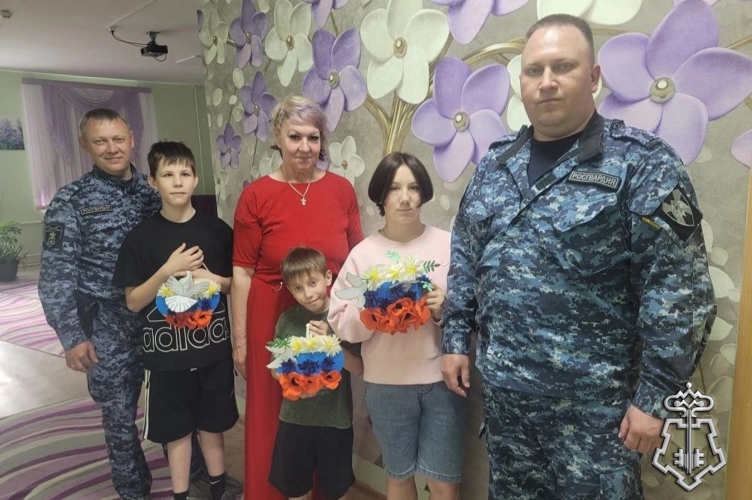 РОСГВАРДЕЙЦЫ НА ЮЖНОМ УРАЛЕ ПОЗДРАВИЛИ ДЕТЕЙ С МЕЖДУНАРОДНЫМ ДНЁМ ЗАЩИТЫ ДЕТЕЙ