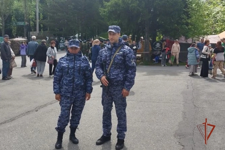 НА ЮЖНОМ УРАЛЕ РОСГВАРДЕЙЦЫ ОБЕСПЕЧИЛИ ОБЩЕСТВЕННУЮ БЕЗОПАСНОСТЬ НА МАССОВЫХ МЕРОПРИЯТИЯХ