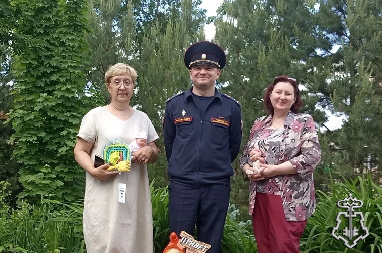 РОСГВАРДЕЙЦЫ НА ЮЖНОМ УРАЛЕ ПОЗДРАВИЛИ ДЕТЕЙ С МЕЖДУНАРОДНЫМ ДНЁМ ЗАЩИТЫ ДЕТЕЙ