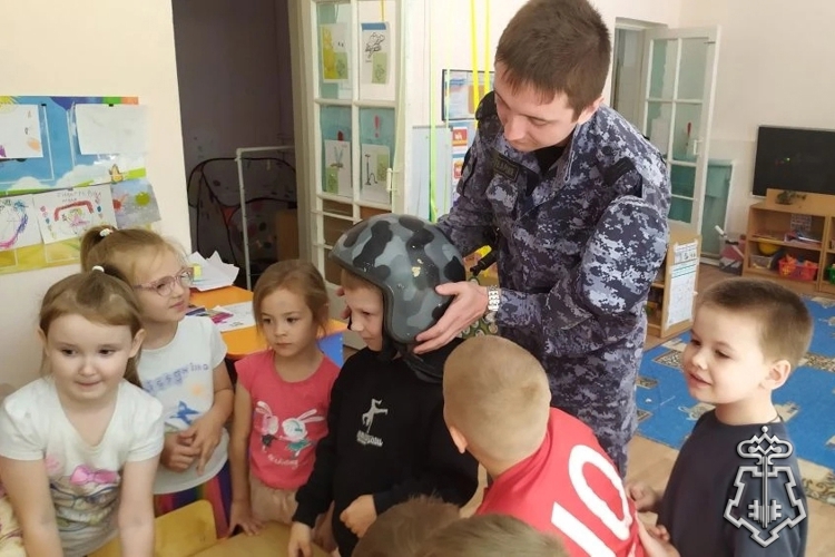 НА ЮЖНОМ УРАЛЕ СТАРТОВАЛА АКЦИЯ «КАНИКУЛЫ С РОСГВАРДИЕЙ»