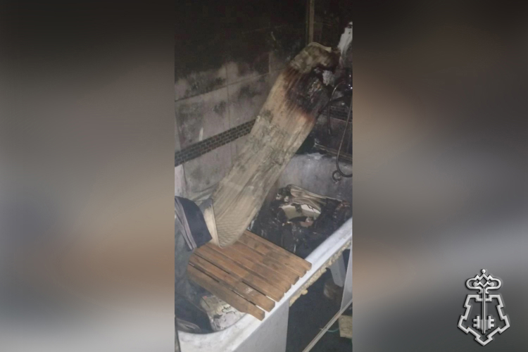 В СНЕЖИНСКЕ РОСГВАРДЕЙЦЫ СПАСЛИ ПЕНСИОНЕРКУ И ЭВАКУИРОВАЛИ ЖИЛЬЦОВ ИЗ ГОРЯЩЕГО ДОМА