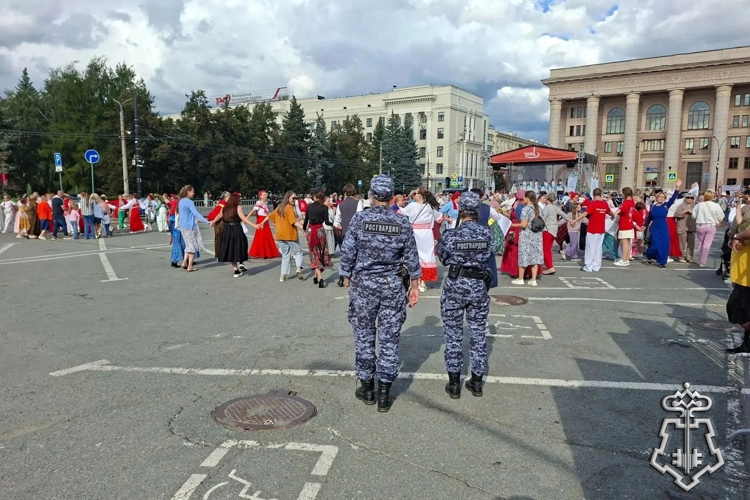 НА ЮЖНОМ УРАЛЕ РОСГВАРДЕЙЦЫ ОБЕСПЕЧИЛИ ОБЩЕСТВЕННУЮ БЕЗОПАСНОСТЬ НА МАССОВЫХ МЕРОПРИЯТИЯХ
