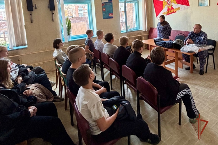 В ЧЕЛЯБИНСКОЙ ОБЛАСТИ РОСГВАРДЕЙЦЫ ПРОВЕЛИ ПРОФОРИЕНТАЦИОННУЮ ВСТРЕЧУ С УЧАЩИМИСЯ РЕГИОНА