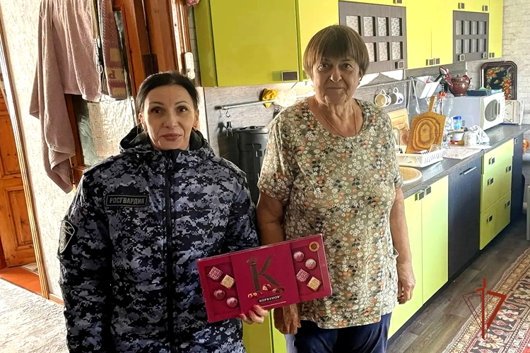 НА ЮЖНОМ УРАЛЕ РОСГВАРДЕЙЦЫ ПОЗДРАВИЛИ С ДНЁМ ПОЖИЛОГО ЧЕЛОВЕКА РОДИТЕЛЕЙ ПАВШИХ ГЕРОЕВ